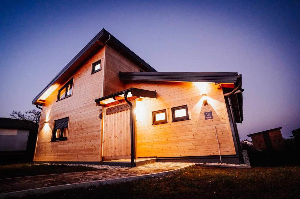 Kuća u noći — Nightswim Inn